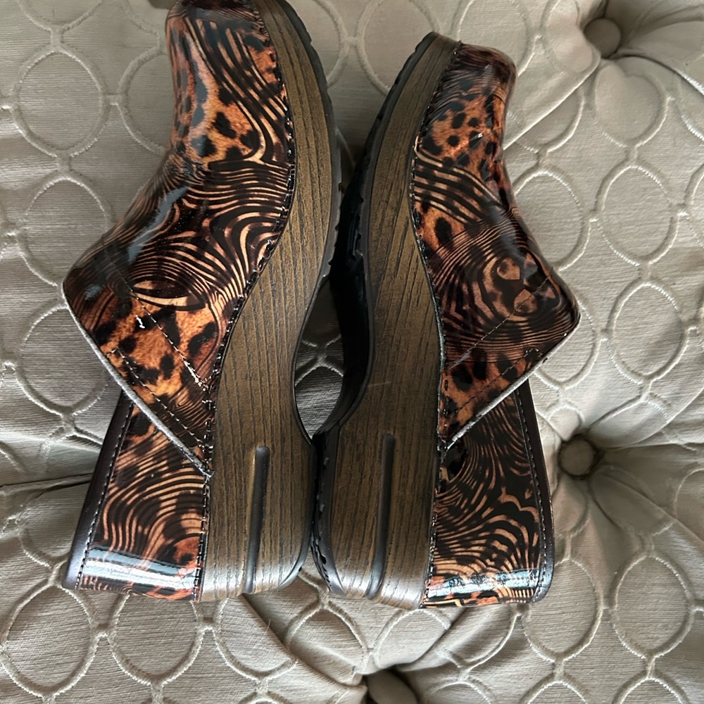 DANSKO CHEETAH PRINT
TORTOISE SHELL PROFESSIONAL
CLOG